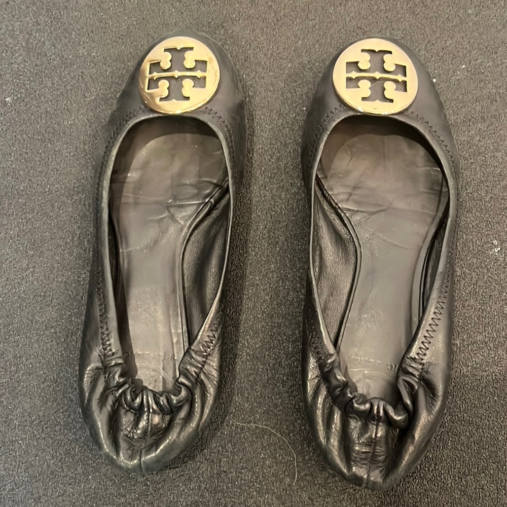 Tory Burch Reva ballet flats. Black leather gold medallion